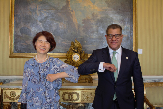 한정애(왼쪽) 환경부 장관이 23일(현지시간) 오전 이탈리아 나폴리 왕궁에서 알록 샤르마(Alok Sharma) 제26차 유엔기후변화당사국총회 의장과 면담에 앞서 기념 촬영하고 있다. 환경부 제공